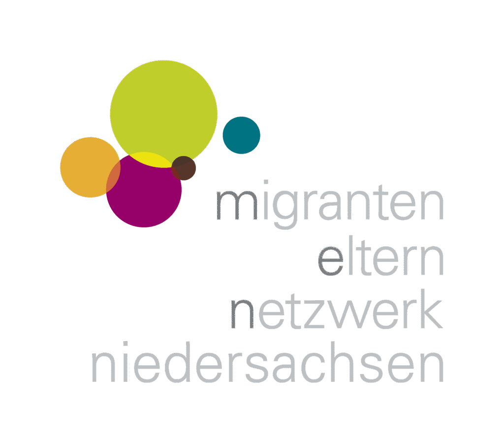 Vier Kreise in verschiedenen Größen überschneiden sich links oben im Bild. Sie sind der Größe nach hellgrün beerenfarben, orange, blau und braun. Darunter steht rechtsbündig "migranten eltern netzwerk niedersachsen. Wobei die Anfangsbuchstaben der ersten drei Worte gefettet und dunkler sind, so dass die Abkürzung "men" zu lesen ist
