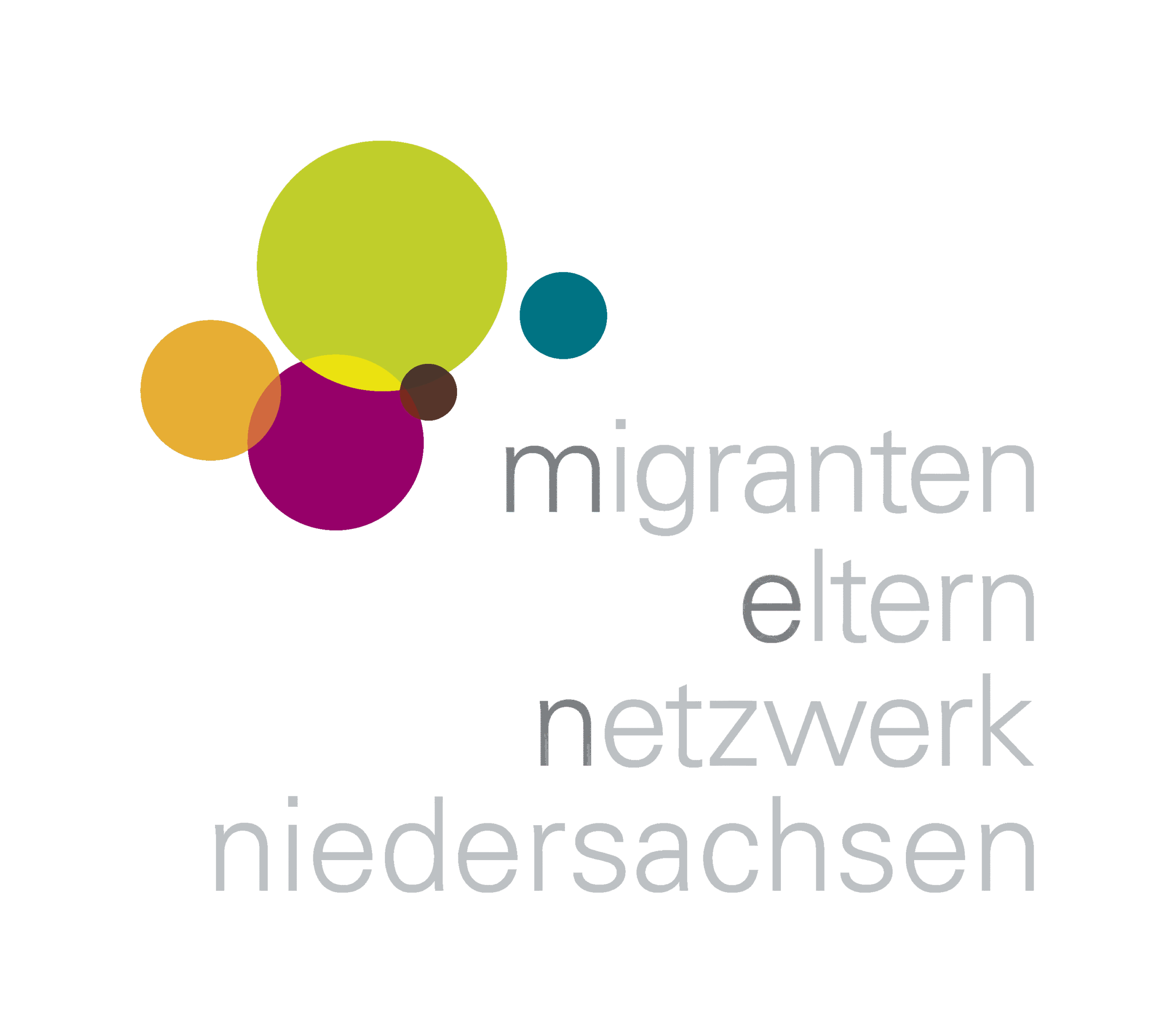 Vier Kreise in verschiedenen Größen überschneiden sich links oben im Bild. Sie sind der Größe nach hellgrün beerenfarben, orange, blau und braun. Darunter steht rechtsbündig "migranten eltern netzwerk niedersachsen. Wobei die Anfangsbuchstaben der ersten drei Worte gefettet und dunkler sind, so dass die Abkürzung "men" zu lesen ist