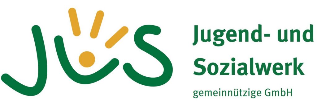 In lockerer grüner Schrift "JUS" wobei das Z etwas breit gezogen ist und ein gelber Kreis hineingemalt wurde. Über dem Kreis mit etwas Abstand zu ihm sind drei gelbe Striche zu sehen. Daneben steht "Jugend- und Sozialwerk" und darunter ganz klein gemeinnützige GmbH