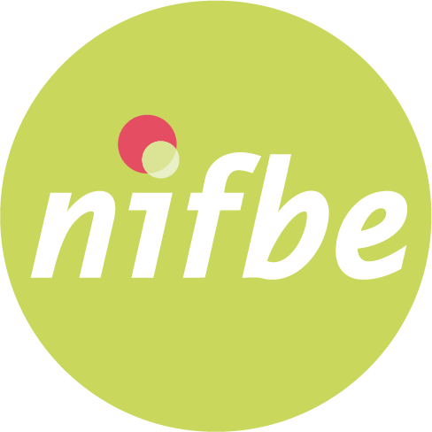 Ein grüner Kreis in dem in weiß nifbe steht der I Punkt ist grün und liegt unten rechts auf einem etwas größeren roten Punkt