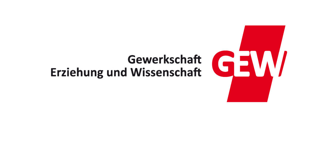 Das weiß/rote Logo der GEW ist zu sehen. In Schwarz steht darauf Gewerkschaft Erziehung und Wissenschaft und in Rot weiß steht groß daneben GEW