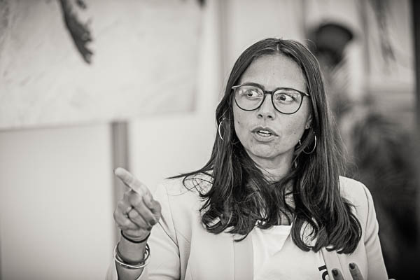 Türkân Deniz-Roggenbuck ist in schwarzweiß zu sehen wie sie etwas erklärt Bildcredits: MoNo Photography