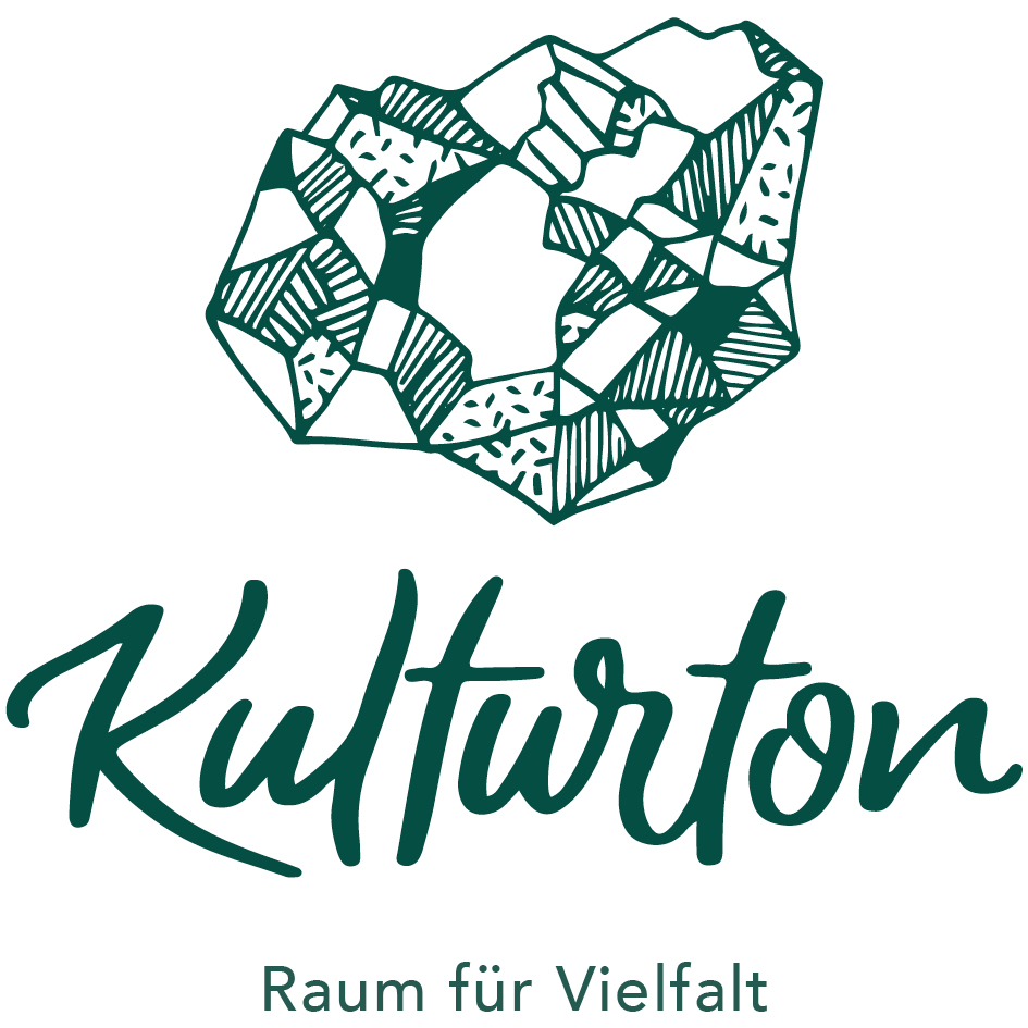 Das dunkelgrüne Logo von Kulturton bestehend aus einem mehrdimsensionalen Stein und dem Schriftzug "Kulturton Raum für Vielfalt" ist zu sehen.